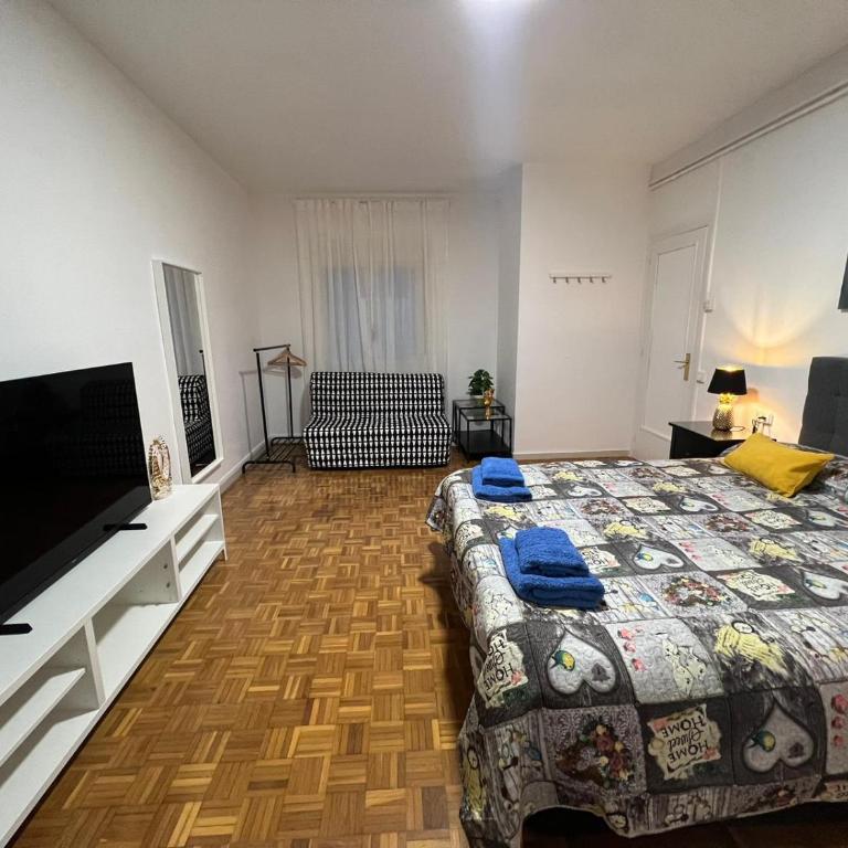 Habitaciones Rambla - Quadruple Room with Shared Bathroom - 3