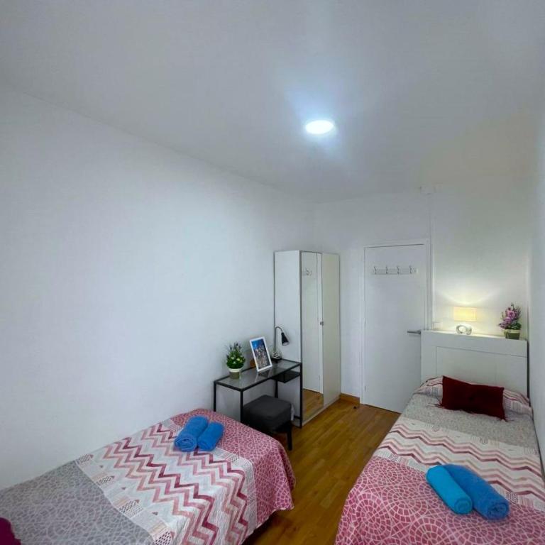Habitaciones Rambla - Twin Room with Shared Bathroom - 4