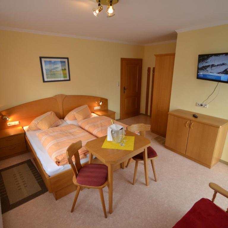 Pension Theresia - Doppelzimmer mit Balkon - 16