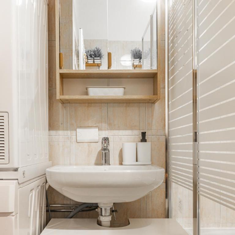 FREE PARKING - 5 min by walk from city center - Appartamento con 1 Camera da Letto - 12