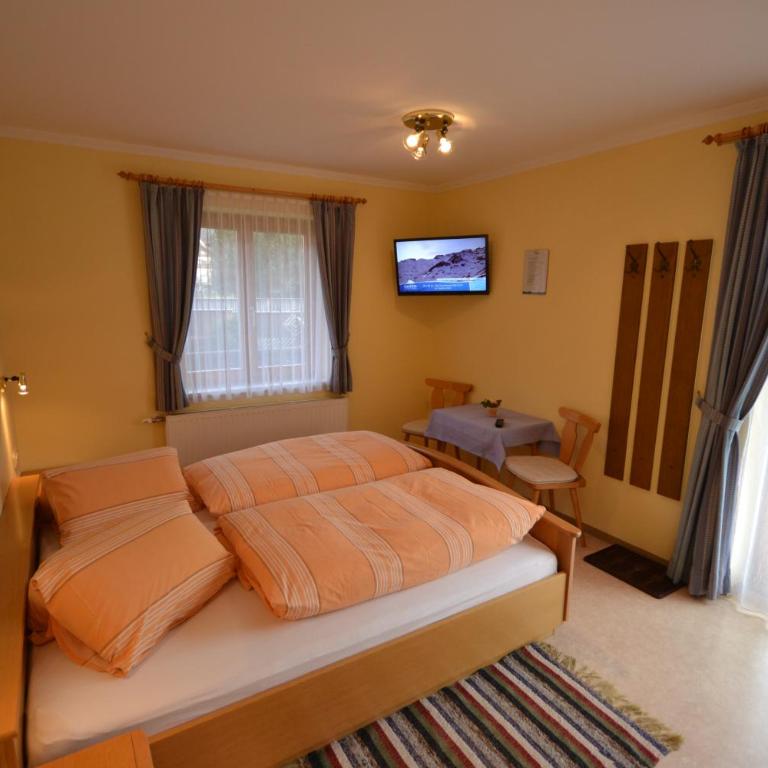Pension Theresia - Doppelzimmer mit Balkon - 17