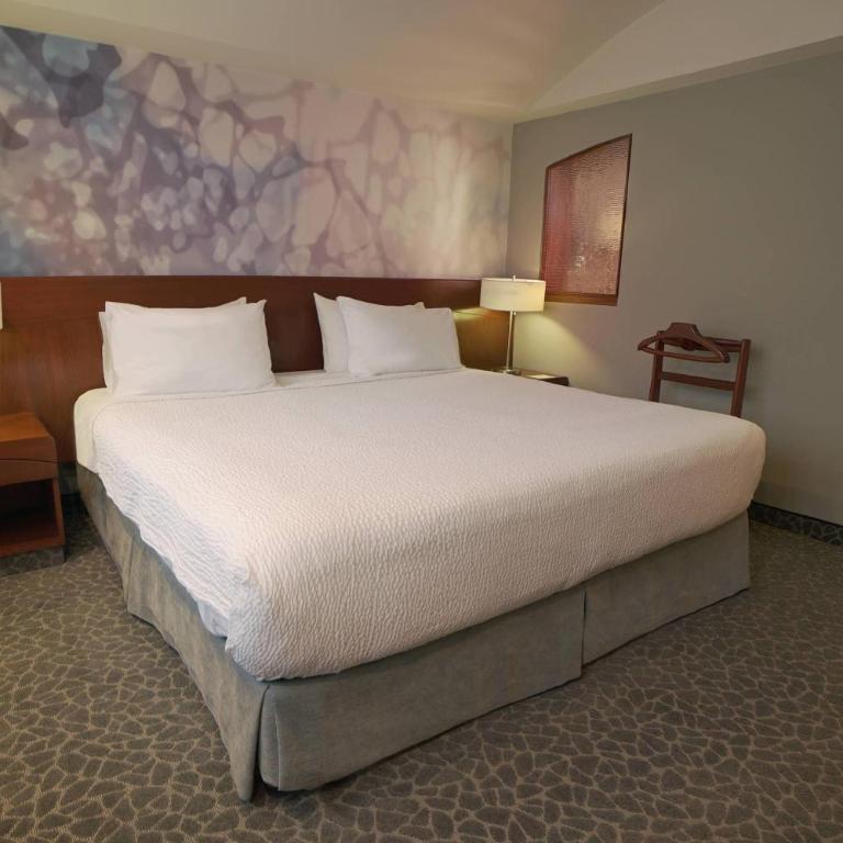 Courtyard by Marriott Mexico City Revolucion - 2 Bedroom Suite, Bedroom 1: 1 King, Bedroom 2: 1 Double - 4