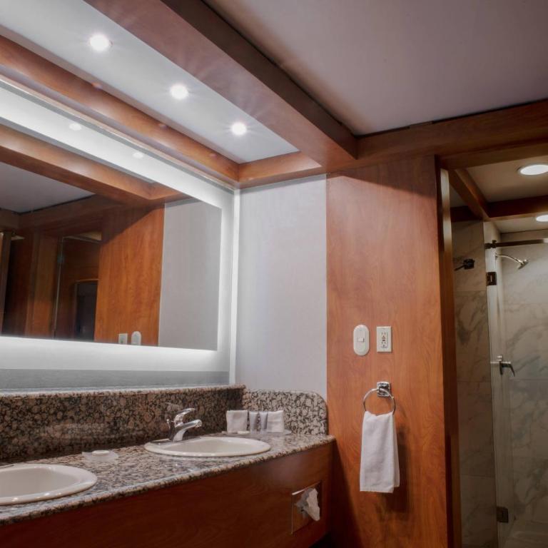 Courtyard by Marriott Mexico City Revolucion - 2 Bedroom Suite, Bedroom 1: 1 King, Bedroom 2: 1 Double - 7