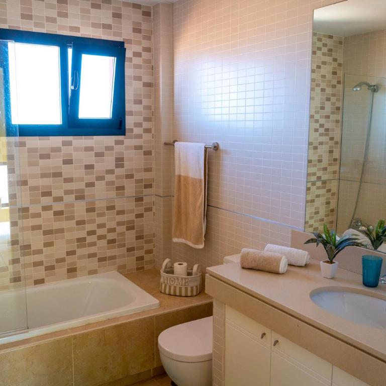 Lucky Thirteen - Apartment with Ocean View - Three-Bedroom Apartment - 12