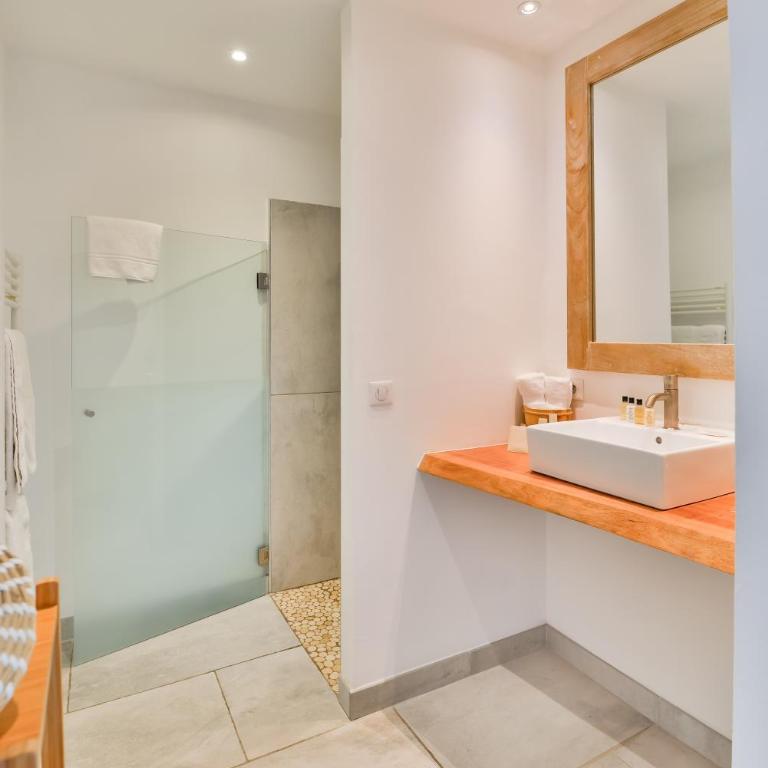 Lodge Sainte Helene Adult only - Chambre Lit King-Size - Accessible aux Personnes à Mobilité Réduite - 2
