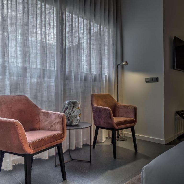 TQ 10 Boutique - Large Double Room - 11