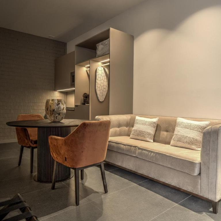 TQ 10 Boutique - Large Double Room - 12