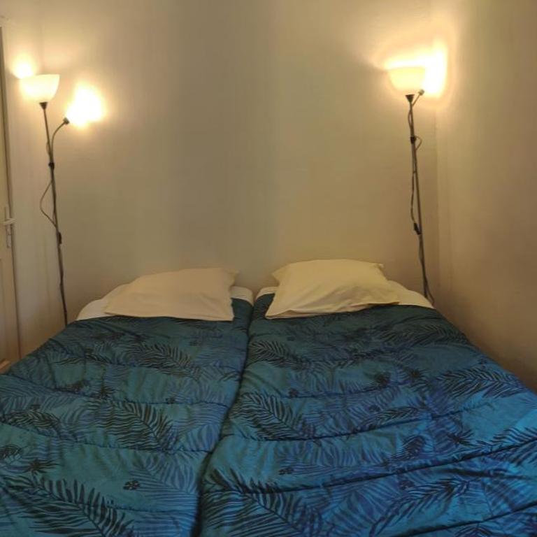 Tiny House 1, 2 ou 3 personnes SoeursGrises Béziers Centre Historique coeur de l'Hérault Occitanie, plus vieille ville de France, chemin de Compostelle à pied ou velo, passeport du pèlerin 24h, petits dejeuners et repas, 300m du centre ville - Maison 2 Chambres - 10