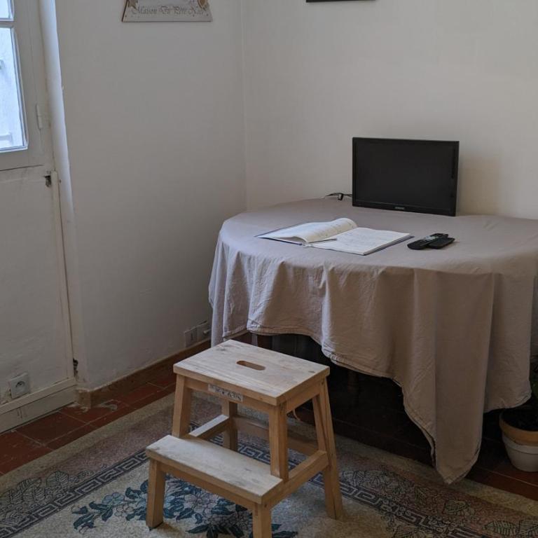 Tiny House 1, 2 ou 3 personnes SoeursGrises Béziers Centre Historique coeur de l'Hérault Occitanie, plus vieille ville de France, chemin de Compostelle à pied ou velo, passeport du pèlerin 24h, petits dejeuners et repas, 300m du centre ville - Maison 2 Chambres - 21