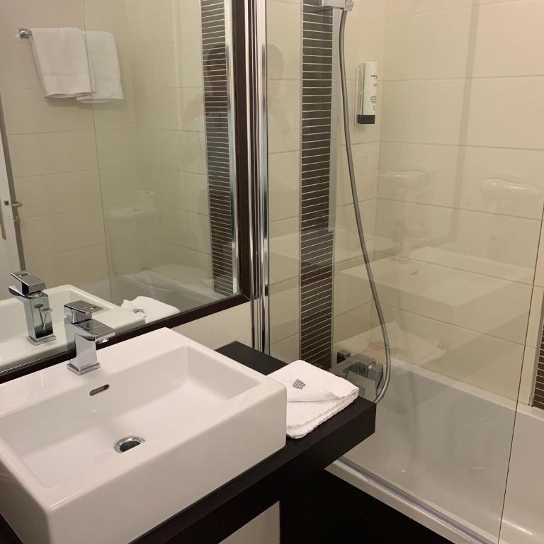 Contact Hôtel des États-Unis - Quadruple Room - 6