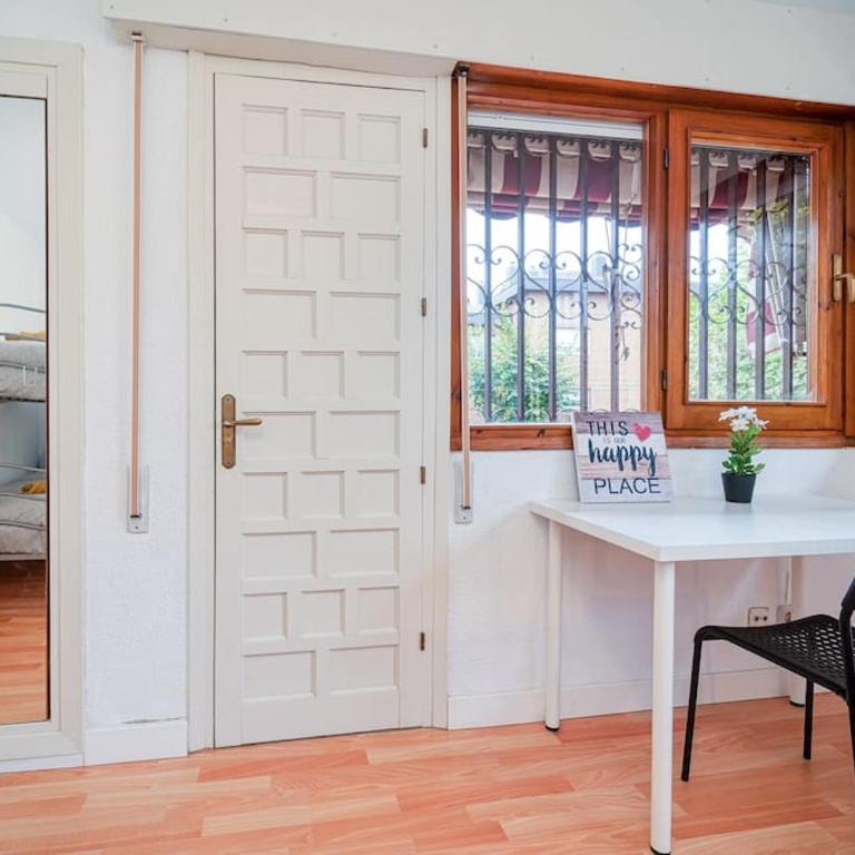 P CasaCafe Madrid Calle Carlos Dubois 3 - Family Room with Shared Bathroom - 8