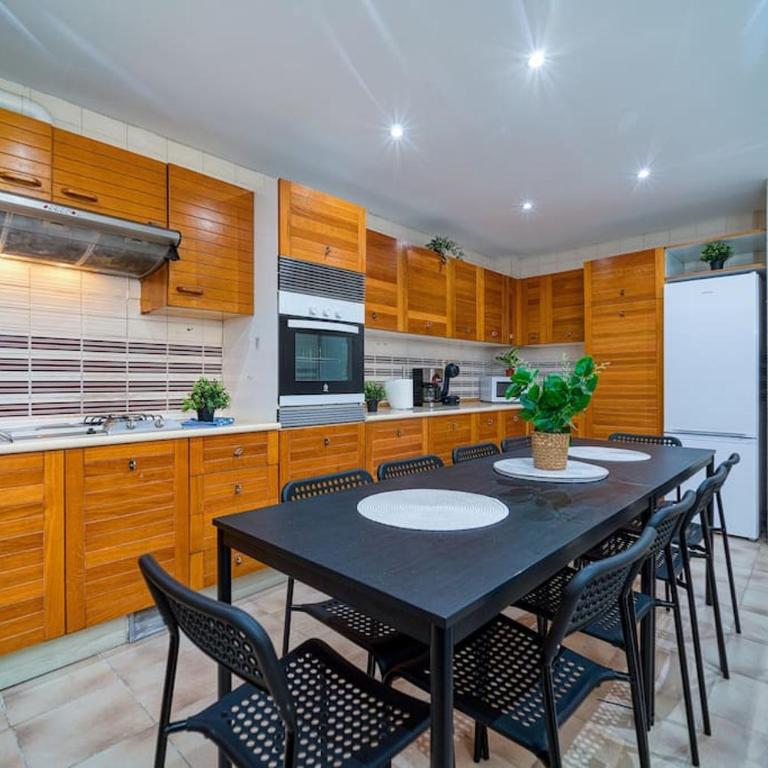 P CasaCafe Madrid Calle Carlos Dubois 3 - Family Room with Shared Bathroom - 10
