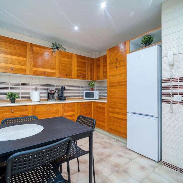 P CasaCafe Madrid Calle Carlos Dubois 3 - Family Room with Shared Bathroom - 13