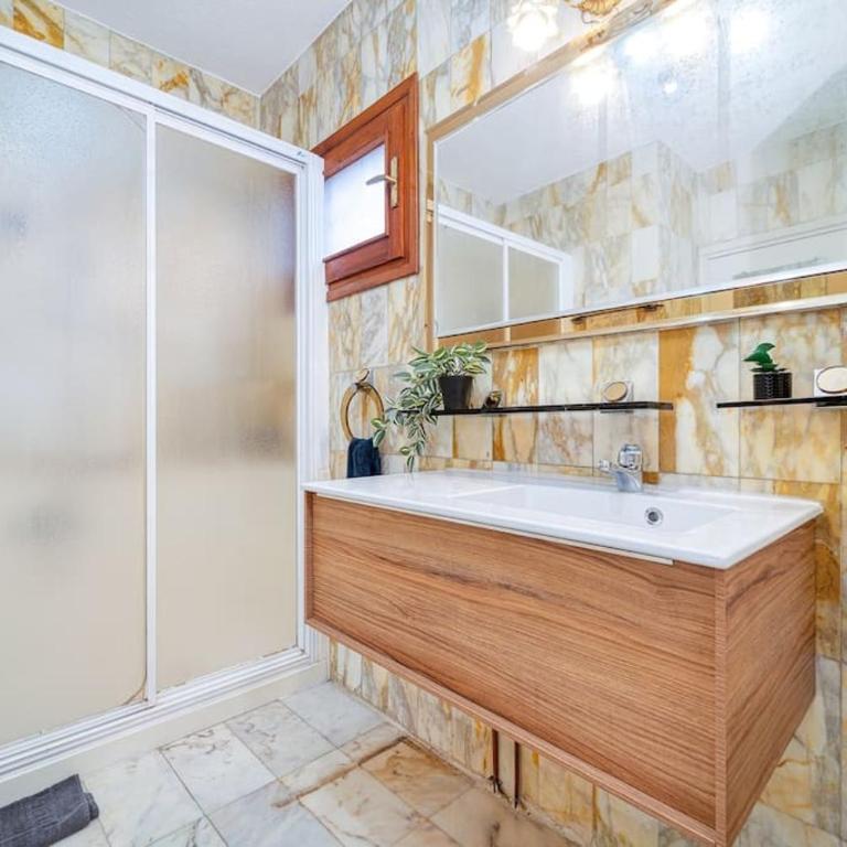 P CasaCafe Madrid Calle Carlos Dubois 3 - Family Room with Shared Bathroom - 14