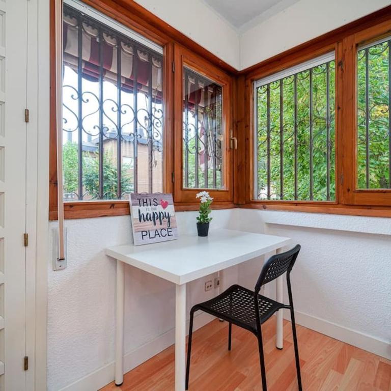 P CasaCafe Madrid Calle Carlos Dubois 3 - Family Room with Shared Bathroom - 15