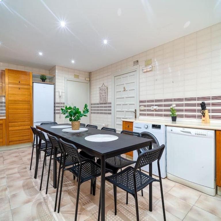 P CasaCafe Madrid Calle Carlos Dubois 3 - Family Room with Shared Bathroom - 31