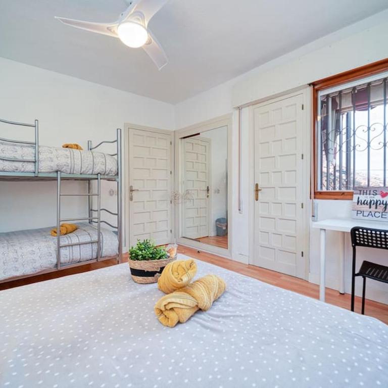 P CasaCafe Madrid Calle Carlos Dubois 3 - Family Room with Shared Bathroom - 40