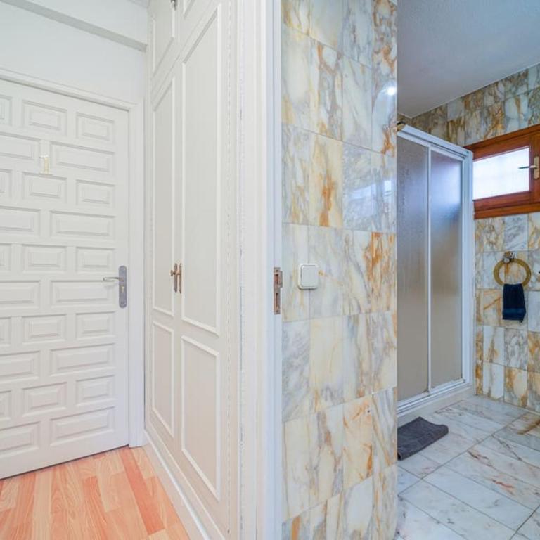 P CasaCafe Madrid Calle Carlos Dubois 3 - Family Room with Shared Bathroom - 46