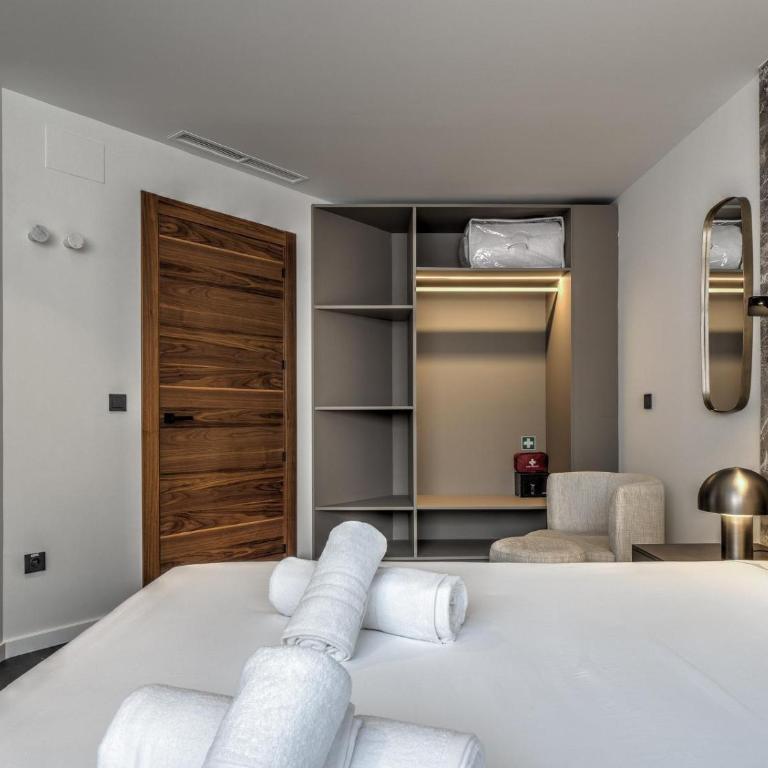 TQ 10 Boutique - Two-Bedroom Deluxe Apartment with Balcony - 4