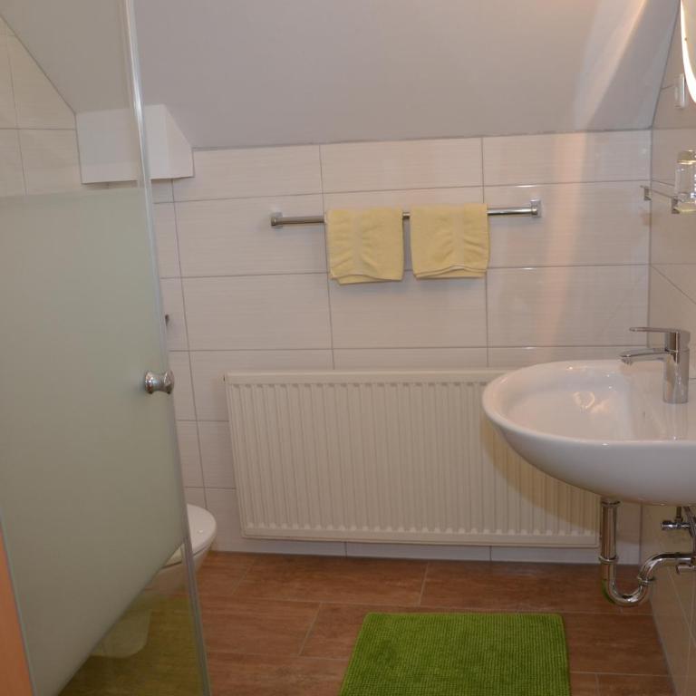 Gästehaus Bachmann - Standard Doppelzimmer mit Balkon - 2