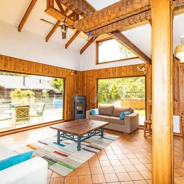 Molco, con piscina y acceso lago - Six-Bedroom House - 14