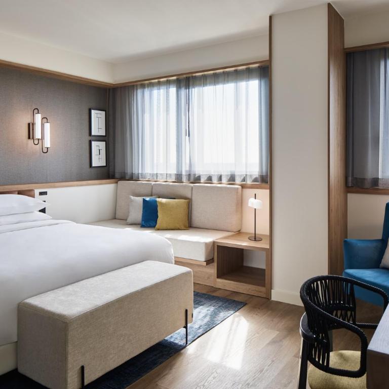 Four Points by Sheraton Barcelona Airport - Superior King Room with Sofa Bed and City View - 1