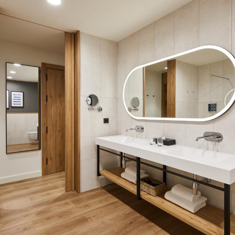 Four Points by Sheraton Barcelona Airport - Superior King Room with Sofa Bed and City View - 4