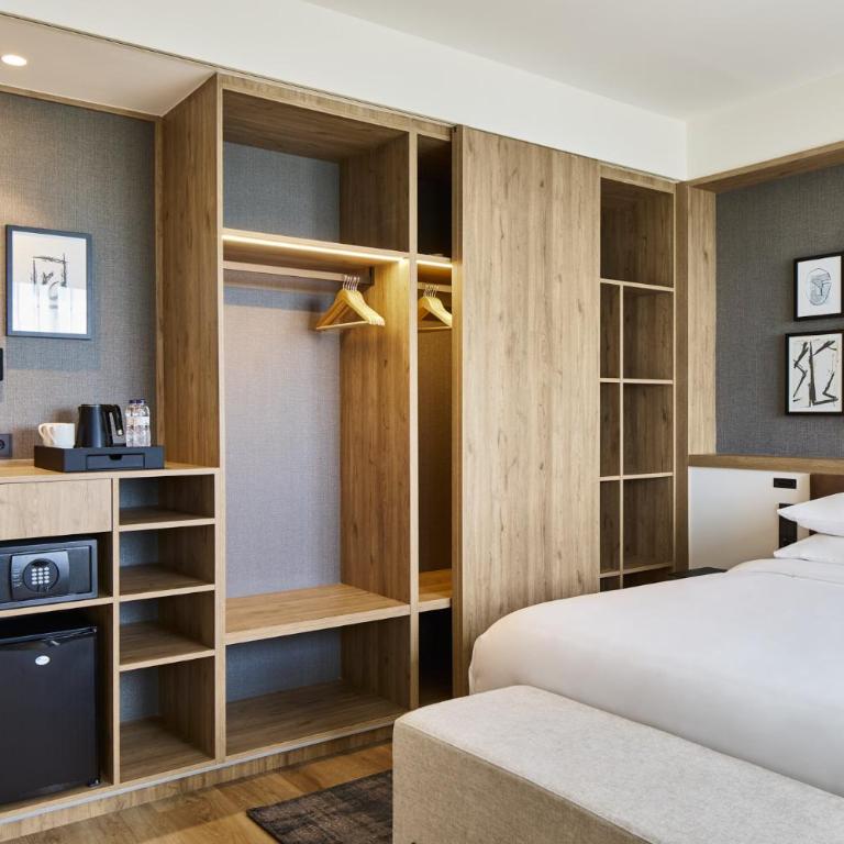 Four Points by Sheraton Barcelona Airport - Superior King Room with Sofa Bed and City View - 5