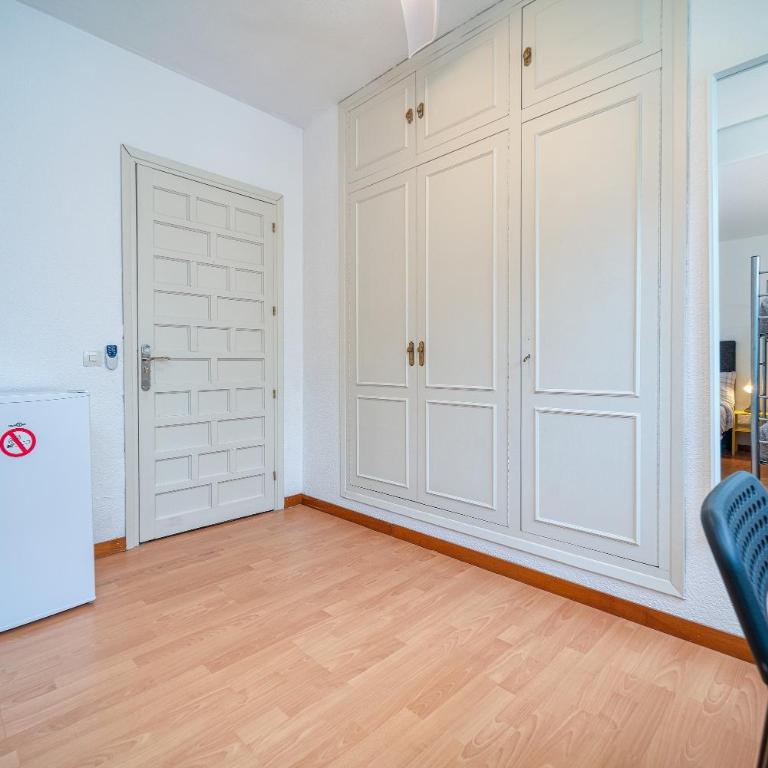 P CasaCafe Madrid Calle Carlos Dubois 3 - Family Room with Shared Bathroom - 5