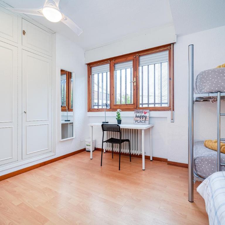P CasaCafe Madrid Calle Carlos Dubois 3 - Family Room with Shared Bathroom - 7