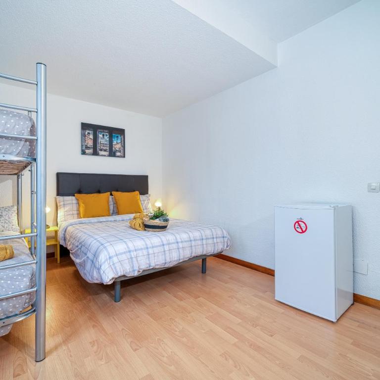 P CasaCafe Madrid Calle Carlos Dubois 3 - Family Room with Shared Bathroom - 8
