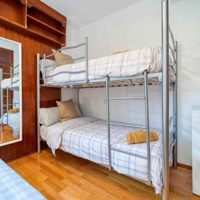 P CasaCafe Madrid Calle Carlos Dubois 3 - Family Room with Shared Bathroom - 3