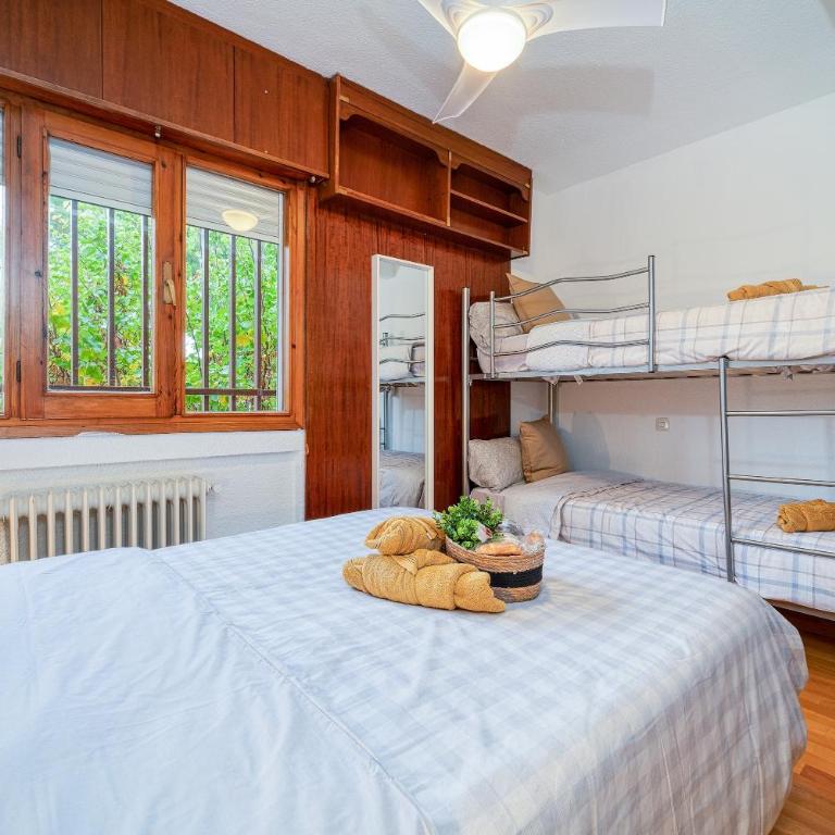 P CasaCafe Madrid Calle Carlos Dubois 3 - Family Room with Shared Bathroom - 7