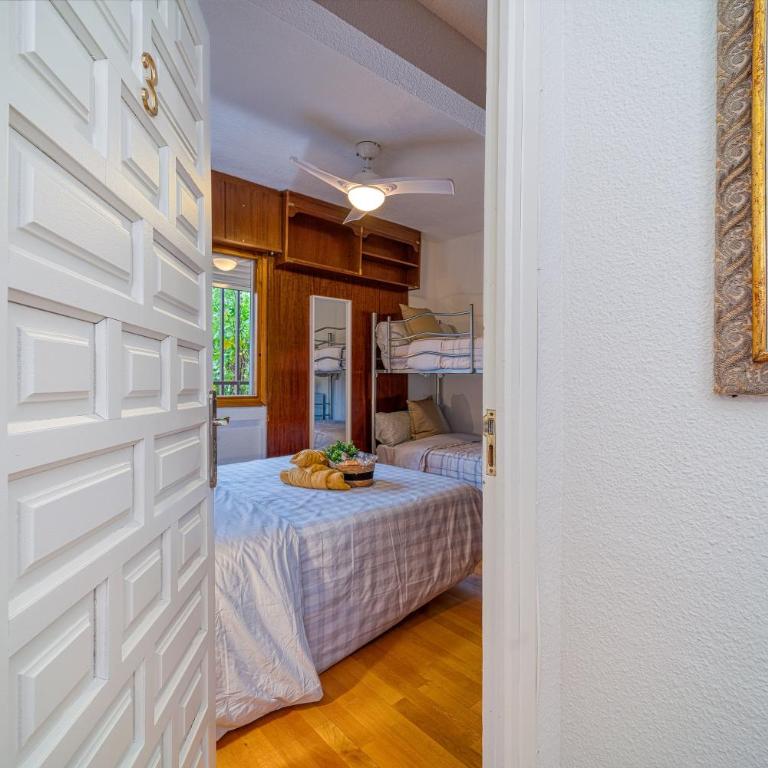P CasaCafe Madrid Calle Carlos Dubois 3 - Family Room with Shared Bathroom - 8