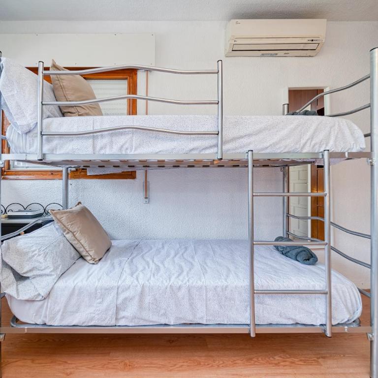 P CasaCafe Madrid Calle Carlos Dubois 3 - Family Room with Private Bathroom - 5