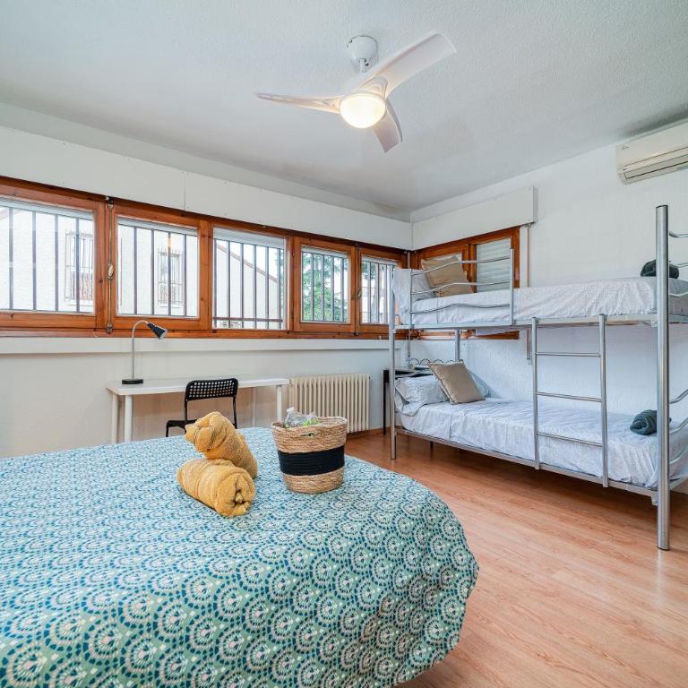 P CasaCafe Madrid Calle Carlos Dubois 3 - Family Room with Private Bathroom - 8