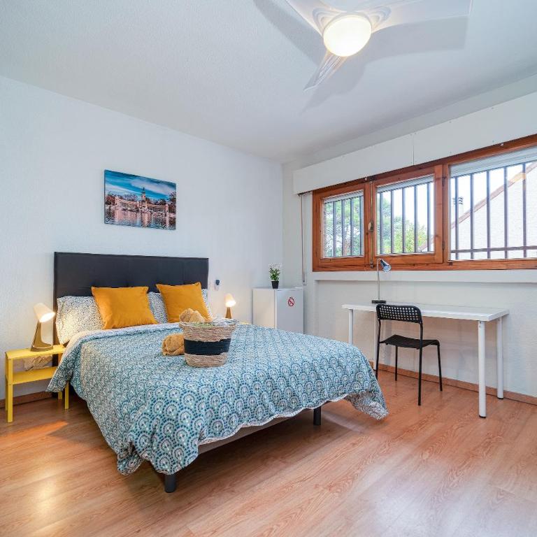 P CasaCafe Madrid Calle Carlos Dubois 3 - Family Room with Private Bathroom - 9