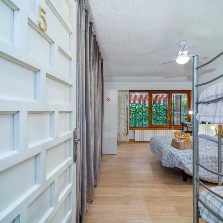 P CasaCafe Madrid Calle Carlos Dubois 3 - Family Room with Shared Bathroom - 3