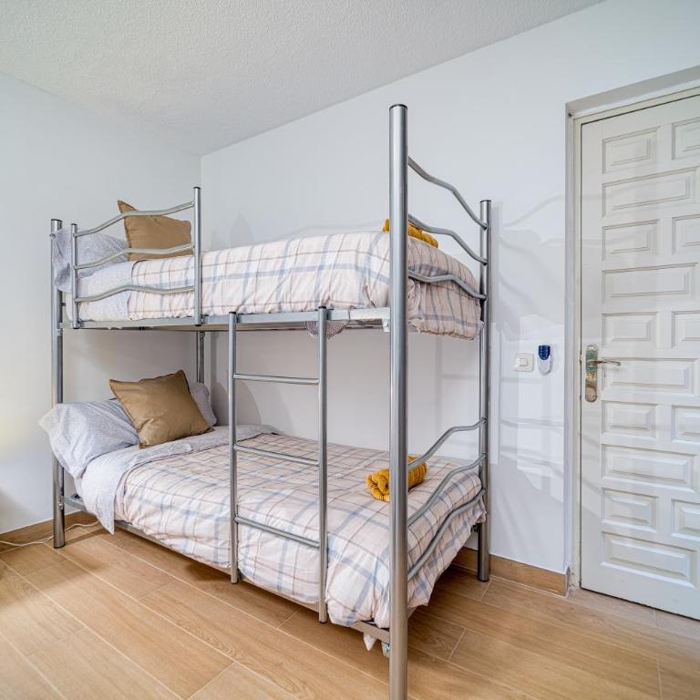 P CasaCafe Madrid Calle Carlos Dubois 3 - Family Room with Shared Bathroom - 6