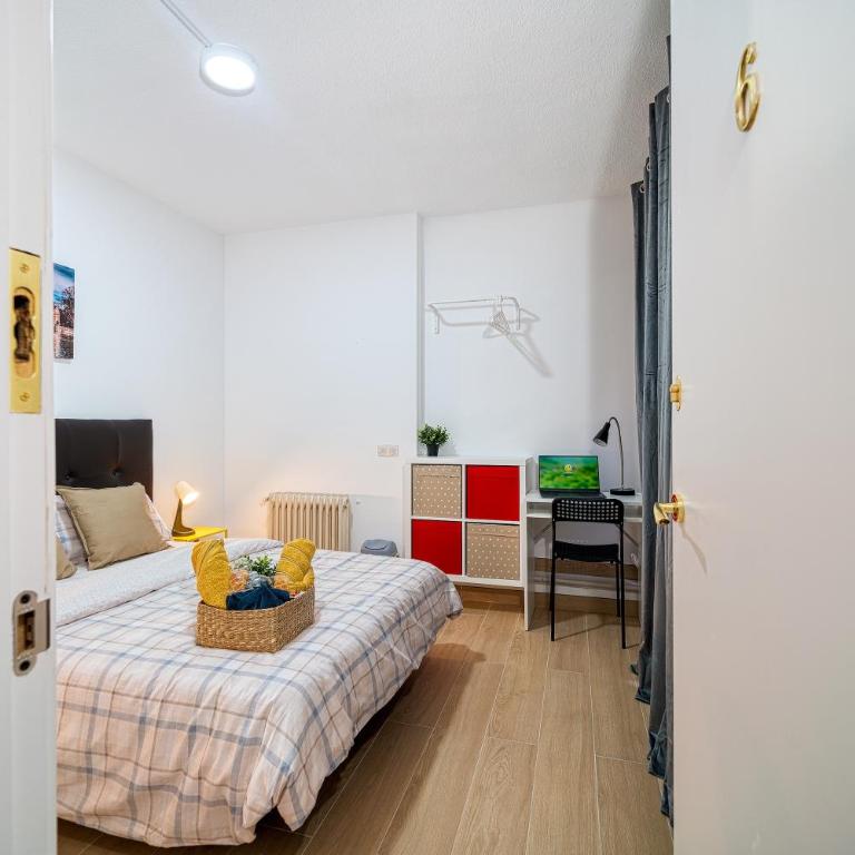 P CasaCafe Madrid Calle Carlos Dubois 3 - Double Room with Shared Bathroom - 2
