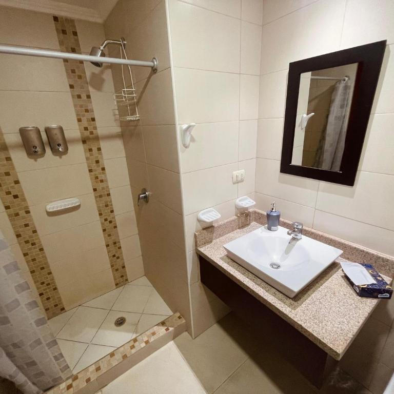 Gallery Suite en Riverfront Puerto Santa Ana - Junior Suite with Mountain View - 26