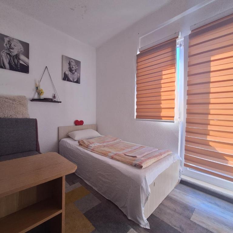 Pandora's Place - Dvokrevetna Soba sa Bračnim Krevetom i Balkonom - 6