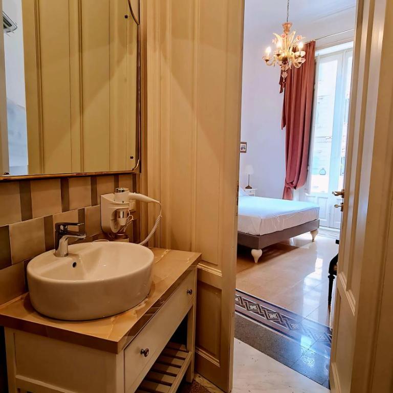 MaisonNouveau - Double Room with Private Bathroom - 5