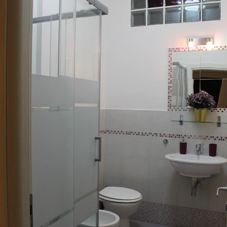 Guest House Esty - Camera Matrimoniale con Bagno Privato Esterno - 13