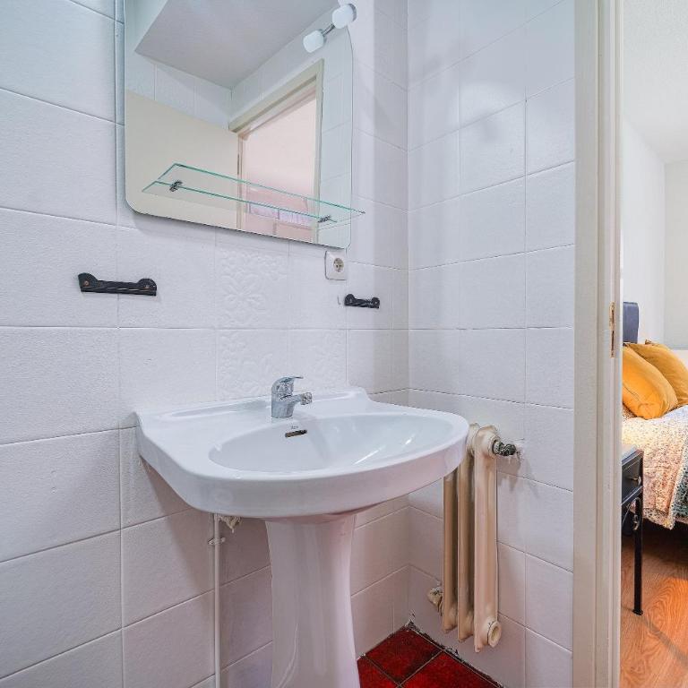P CasaCafe Madrid Calle Carlos Dubois 3 - Family Room with Private Bathroom - 43