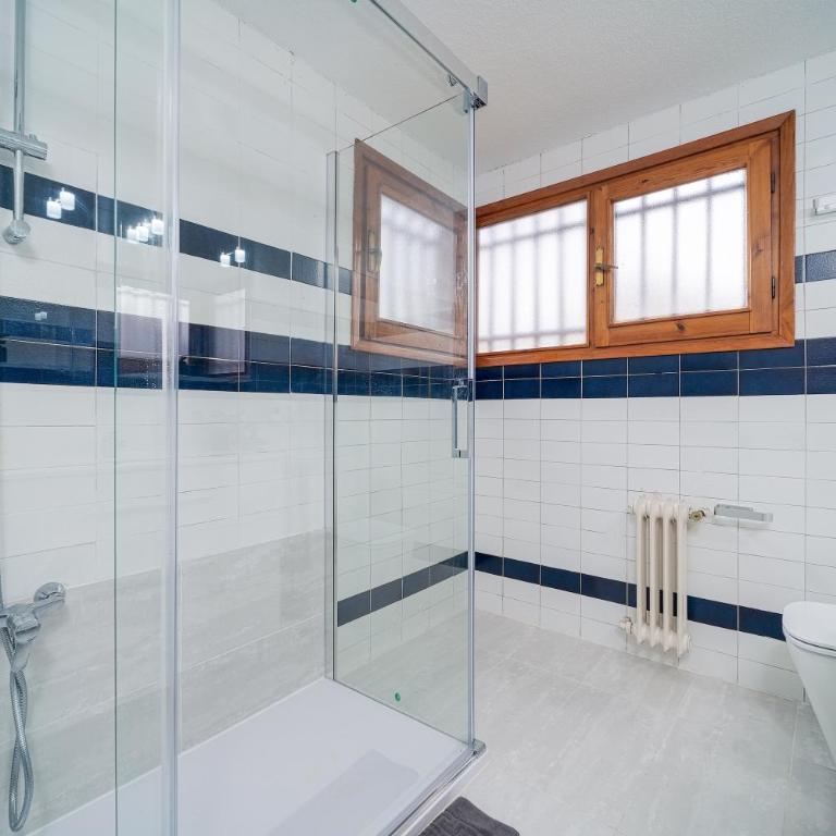 P CasaCafe Madrid Calle Carlos Dubois 3 - Family Room with Shared Bathroom - 52