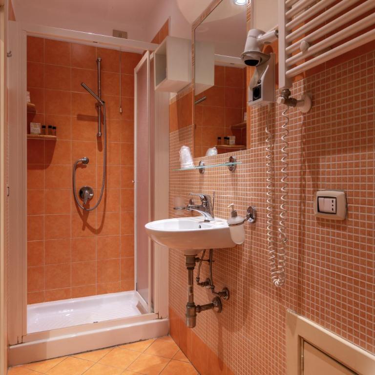 HOTIDAY Room Collection - Palermo Politeama - Camera Tripla - 5