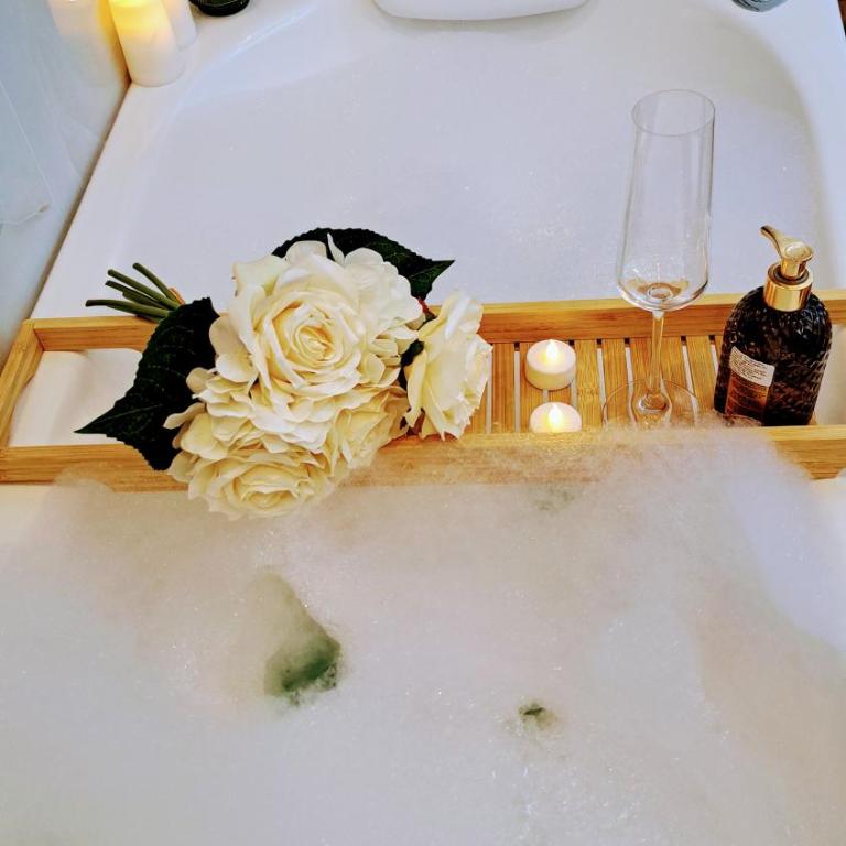 Jacuzzi Life - One-Bedroom Apartment - 14