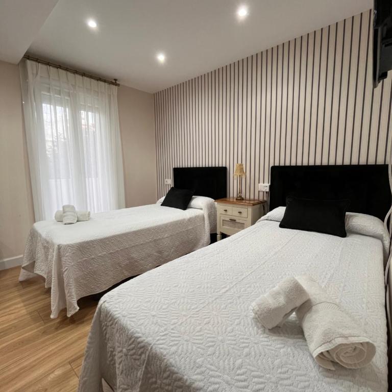 Apartamento Orilla de Triana - Twin Room with Shared Bathroom - 1