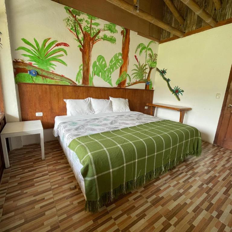 Biohostal Mindo Cloud Forest - Habitación con cama grande y bañera de hidromasaje - 11